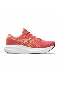 Zapatilla de correr color rosa coral con rayas doradas, suela blanca acolchada y parte superior de malla transpirable, posicionada en perfil lateral sobre fondo blanco.