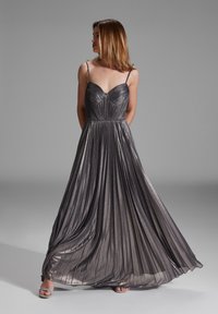 Suknia satynowa sięgająca do ziemi w metalicznej szarości, z dopasowanym gorsetem z fałdami, cienkimi ramiączkami i zwiewnym spódnicą w kształcie litery A.