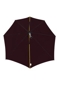 Donker bordeauxkleurige paraplu met een gladde stofkap, zwarte metalen ribben en een gele accent langs het midden. Stevig zilveren handvat.
