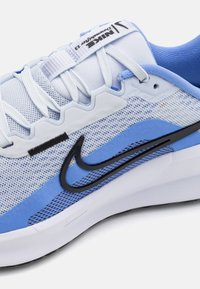 Nike Performance DOWNSHIFTER 13 - Tekaški copati za cesto - football grey/black/royal pulse/white