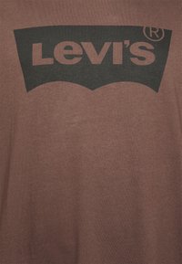 Levi's® Plus GRAPHIC TEE - T-shirt estampada - big core hot fudge