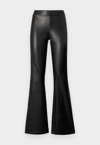 Pantalon évasé noir en simili cuir lisse et brillant ; présente une taille haute et une silhouette ajustée qui s'élargit au bas.