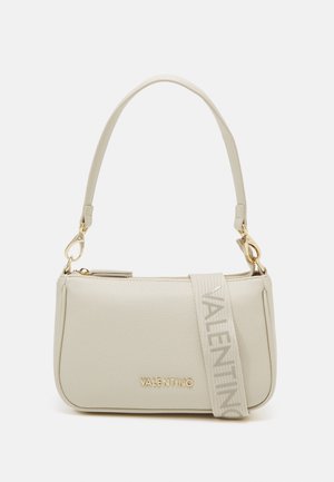 Valentino handtas in lichtbeige getextureerd leer. Voorzien van een ritssluiting, gouden hardware en een band met geperst logodetail.
