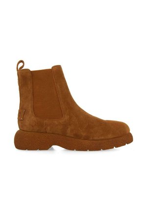 Bottines en daim marron avec panneaux latéraux élastiques et semelle en caoutchouc texturée. Elles possèdent une sangle au dos pour un enfilage facile.