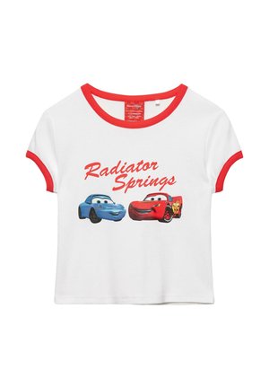 Hvid kort top med røde kanter, med rød tekst "Radiator Springs" og to animerede biler med øjne og smil.