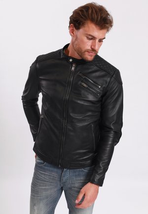 Schwarze Leder-Motorradjacke mit einem gesteppten Schulterdesign, Reißverschlusstaschen und einer taillierten Silhouette. Glatte Textur und eleganter Finish.