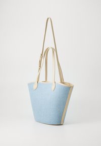 Zilā džinsas iepirkumu soma ar bežām apmalēm un rokturiem, ar plašu atveri un strukturētu dizainu. Gluda tekstūra ar minimālu noformējumu.