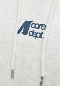 Szara bluza z kapturem o teksturowanym wykończeniu, z niebieskim logo "core dept." oraz sznurkami z akcentami w kolorze srebrnym.