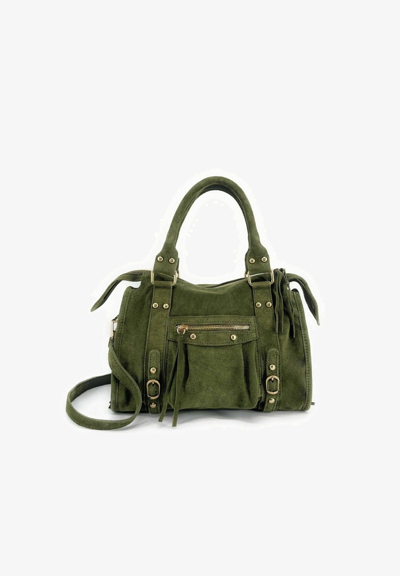 Sac en daim vert olive avec poignées doubles, une bandoulière amovible et des détails en métal doré. Comprend une poche frontale zippée et des accents de glands.