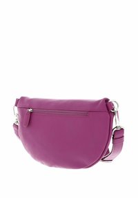 Sac en cuir violet à bandoulière avec une texture lisse, une forme arrondie, une poche zippée à l'avant et une sangle réglable.