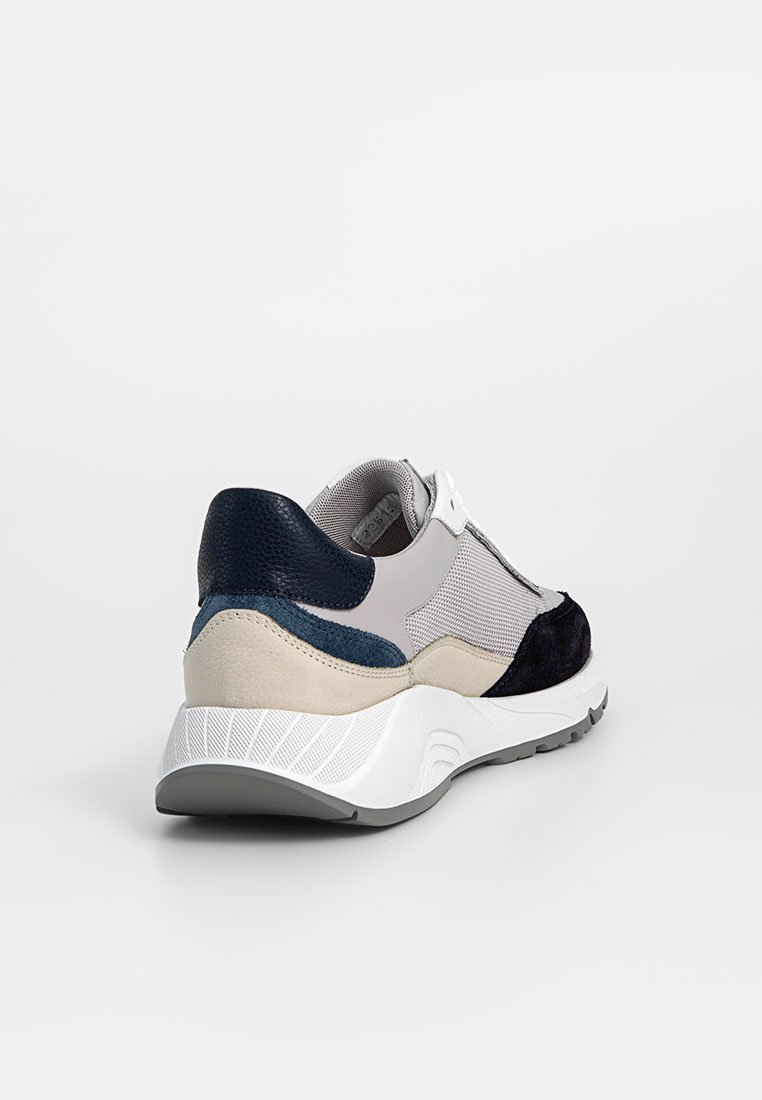 Mehrfarbiger Sneaker mit grauem Mesh, marineblauem Wildleder und beigen Lederakzenten. Dicke weiße Zwischensohle mit strukturiertem Grip-Muster.