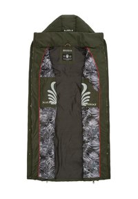 Oliwkowa pikowana kurtka z wysokim kołnierzem, czerwonymi lamówkami i podszewką w kwiatowy wzór. Posiada naszywki z logo i otwarte zapięcie na zamek.