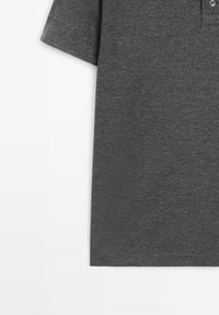 Kortærmet polo i mørkegråt stof med klassisk krave og tre-knaps lukning samt en glat, tekstureret overflade.