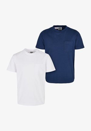 Zwei Baumwoll-T-Shirts: eines weiß mit einer Brusttasche, das andere marineblau, beide mit Rundhalsausschnitt und kurzen Ärmeln, glatte Textur.