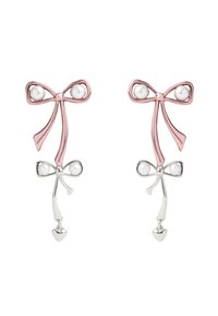 Roséguld- och silverörhängen formade som rosetter, med vita pärlor och hängande hjärthängen. Slät metallisk finish, elegant design.