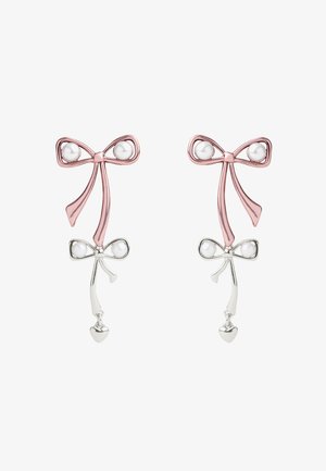 Roze gouden en zilveren oorbellen in de vorm van strikken, met witte parels en hangende hart bedels. Glad metallic afwerking, elegante ontwerp.
