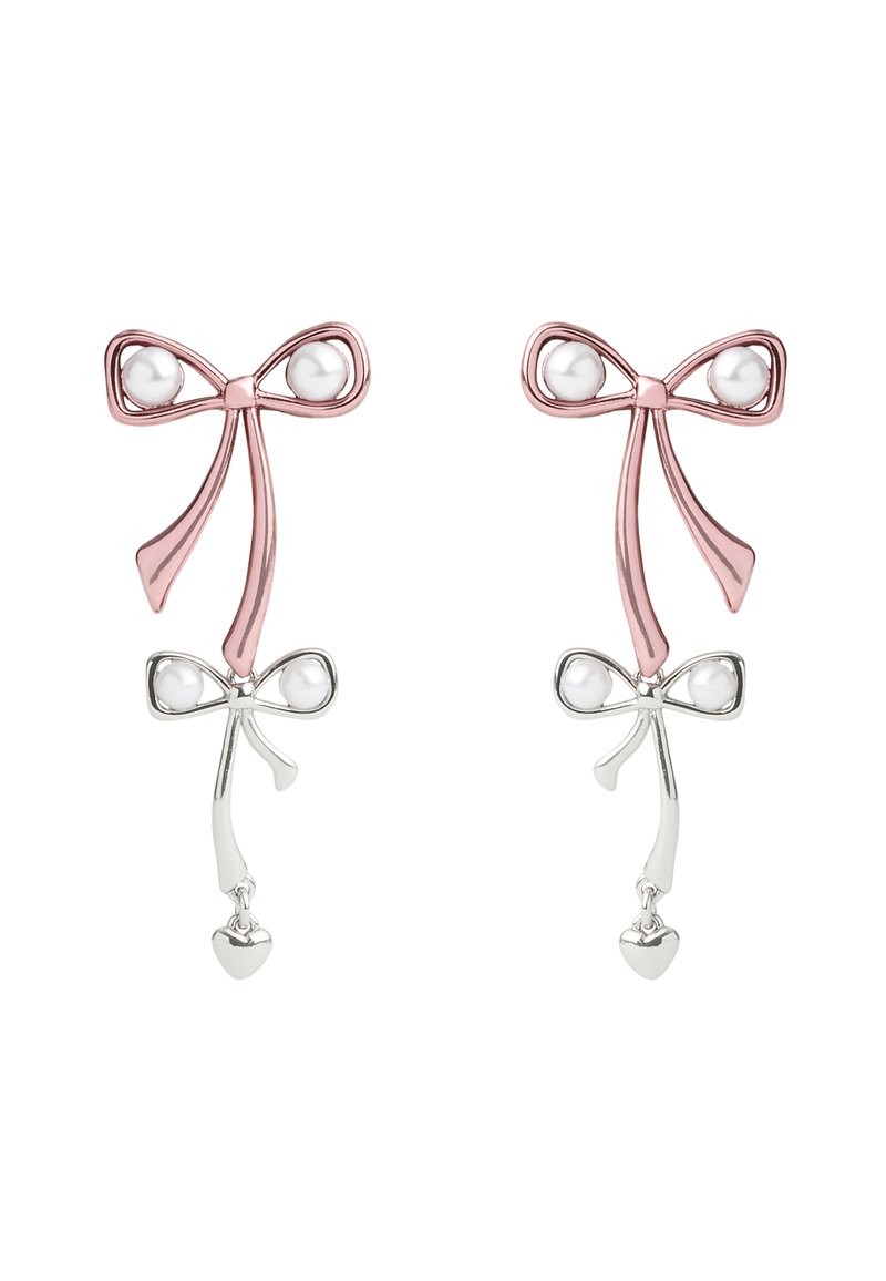 Roséguld- och silverörhängen formade som rosetter, med vita pärlor och hängande hjärthängen. Slät metallisk finish, elegant design.