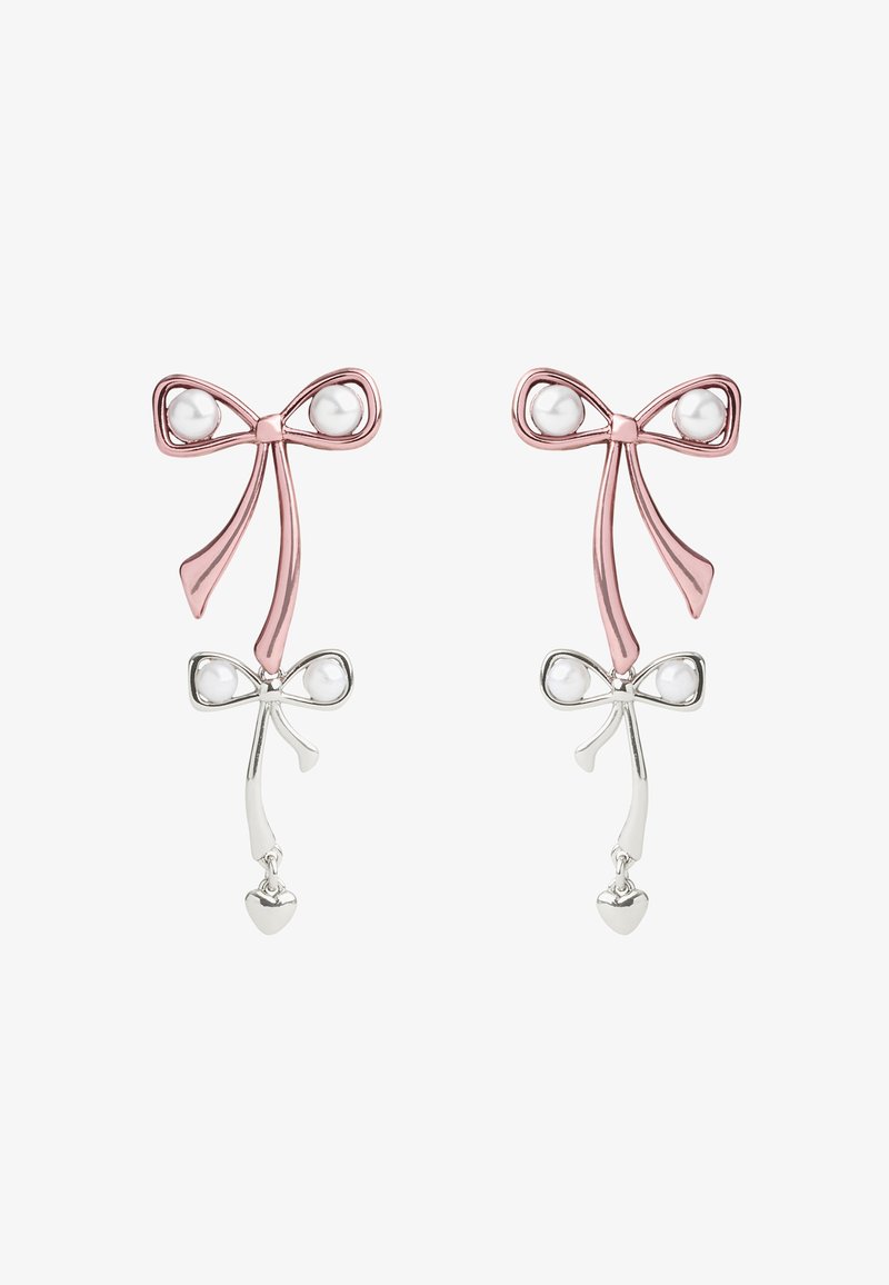 Roséguld- och silverörhängen formade som rosetter, med vita pärlor och hängande hjärthängen. Slät metallisk finish, elegant design.