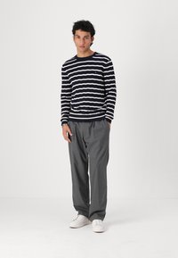 Tommy Hilfiger CLASSIC CABLE CREW NECK - Jersey de punto - desert sky/ivory petal