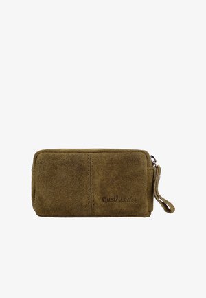 Rechteckige Armbandtasche aus olivgrünem Wildleder mit Reißverschluss und kleinem Riemen an der Seite.