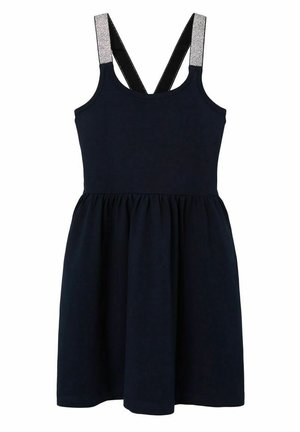 Czarna sukienka bez rękawów z marszczonym dołem oraz skrzyżowanymi, błyszczącymi srebrno-czarnymi paskami na ramionach i plecach.