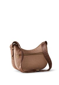 Borsa a tracolla in pelle marrone testurizzata con tasca frontale con cerniera e tracolla marrone con marchio impresso. Forma curva, finitura liscia.