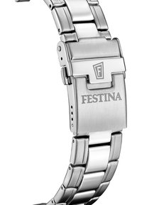 Bracciale in acciaio inossidabile argentato con maglie lucidate e spazzolate, dotato di una chiusura con logo e una texture liscia. Le maglie decorate creano interesse visivo.
