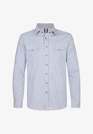 Hellblaues, langärmliges Hemd aus weichem Stoff, mit durchgehender Knopfleiste, zwei Brusttaschen und braunen Knöpfen.