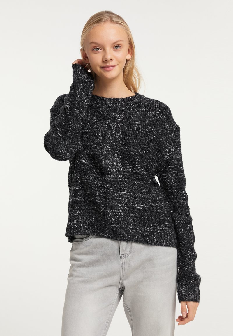 Schwarzer und grauer melierter Strickpullover mit langen Ärmeln, Rundhalsausschnitt und lockerer Passform. Verfügt über gerippte Bündchen und Saumdetails.
