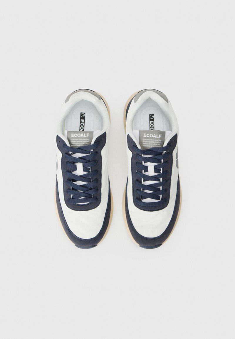Zapatillas blancas y azul marino con cordones, de la marca "ECOALF," mostradas desde arriba sobre un fondo blanco.