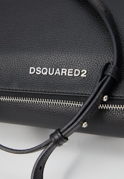 Geantă din piele neagră cu logo-ul DSQUARED2, având o suprafață texturată, fermoar argintiu și o curea subțire, ajustabilă.