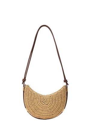 Félhold alakú szövött szalmakézitáska barna állítható vállpánttal és aranyszínű fém díszítésekkel, fehér háttéren.