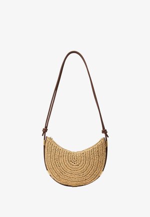 Halbmondförmige, gewebte Strohtasche mit braunem, verstellbarem Schulterriemen und goldfarbenen Metallelementen auf weißem Hintergrund.