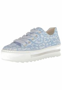 Zapatilla azul con estampado, upper de lona texturizada, suela de goma blanca, plataforma gruesa y cierre de cordones. Acento plateado en la media suela.