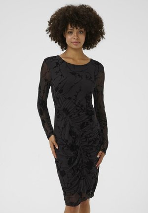 Schwarzes Kleid mit langen, durchsichtigen Ärmeln, floralem Texturmuster, Raffung in der Taille und einem Rundhalsausschnitt. Glatte Stoffoberfläche.