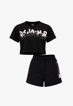 T-shirt nera corta con testo grafico rosa e pantaloncini neri con vita elastica e grafica rosa abbinata sul lato.