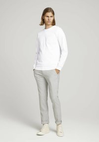 TOM TAILOR DENIM MELANGE WITH BELT - Pantalones chinos - silver grey check