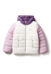 Kurtka ocieplana z białym korpusem i jasnofioletowymi rękawami, z fioletowym kapturem, dwoma przednimi kieszeniami na zamek i logiem na klatce piersiowej.