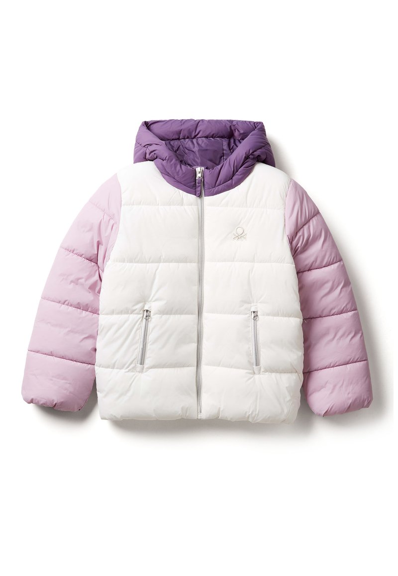 Kurtka ocieplana z białym korpusem i jasnofioletowymi rękawami, z fioletowym kapturem, dwoma przednimi kieszeniami na zamek i logiem na klatce piersiowej.