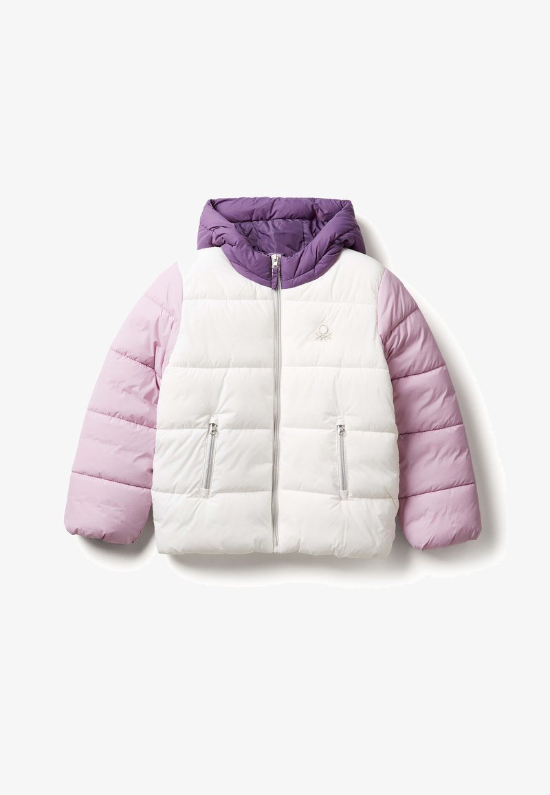 Pletená bunda s bílým tělem a světlými fialovými rukávy, s fialovou kapucí, dvěma předními zipovými kapsami a logem na hrudi.