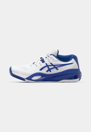Weiße Sportschuh mit blauen Akzenten, strukturiertem Mesh-Obermaterial, verstärkter Zehenpartie, gepolstertem Kragen und gekrümmtem Außensohlen-Design für Stabilität.