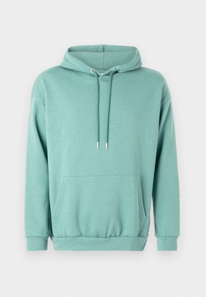 Myntegrønn hettegenser laget av mykt stoff. Har frontlomme, justerbare snorer og ribbede mansjetter og kant. Enkelt, uforstyrret design.