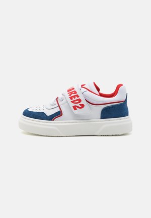 Weiße und blaue Sneaker mit dicker Sohle, roten Akzenten, einem Textilriemen mit der Aufschrift "RED2" und perforierten Zehenbereichen für Atmungsaktivität.