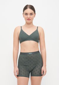 Zelena rebrasta bralette i odgovarajuće kratke hlače s cvjetnim uzorkom. Mekani materijal i elastična pojas, minimalni šavovi i udoban kroj.