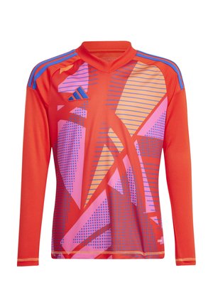 Maillot de sport à manches longues rouge avec un motif graphique abstrait en rose et bleu, doté d'un col et d'accents rayés sur les épaules.