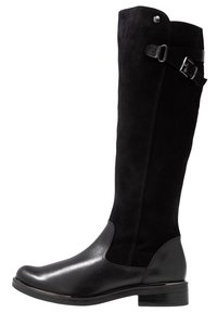 Botte noire montant jusqu'au genou avec un bout et un talon en cuir lisse, une tige en daim doux, un accent de boucle latérale, et un petit talon en bois.