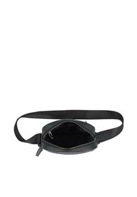 Schwarze Lederbauchtasche mit Reißverschluss, verstellbarem Tragegurt und ungefüttertem Innenraum. Rundes Format und flache, glatte Oberfläche.