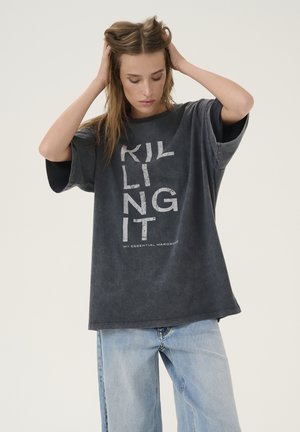 My Essential Wardrobe LISA KILLING IT TEE - Print T-shirt - dark grey random wash