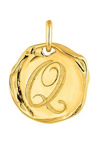 Colgante de oro con una forma circular irregular y texturizada. Presenta una "Q" grabada en un estilo de escritura elegante, con un pequeño lazo para su sujeción.