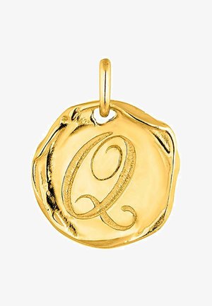 Colgante de oro con una forma circular irregular y texturizada. Presenta una "Q" grabada en un estilo de escritura elegante, con un pequeño lazo para su sujeción.